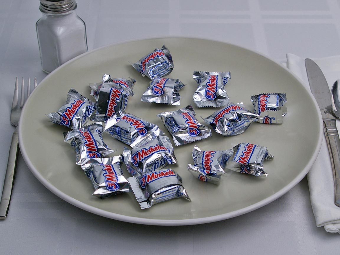 Calories in 16 piece(s) of 3 Musketeers Mini
