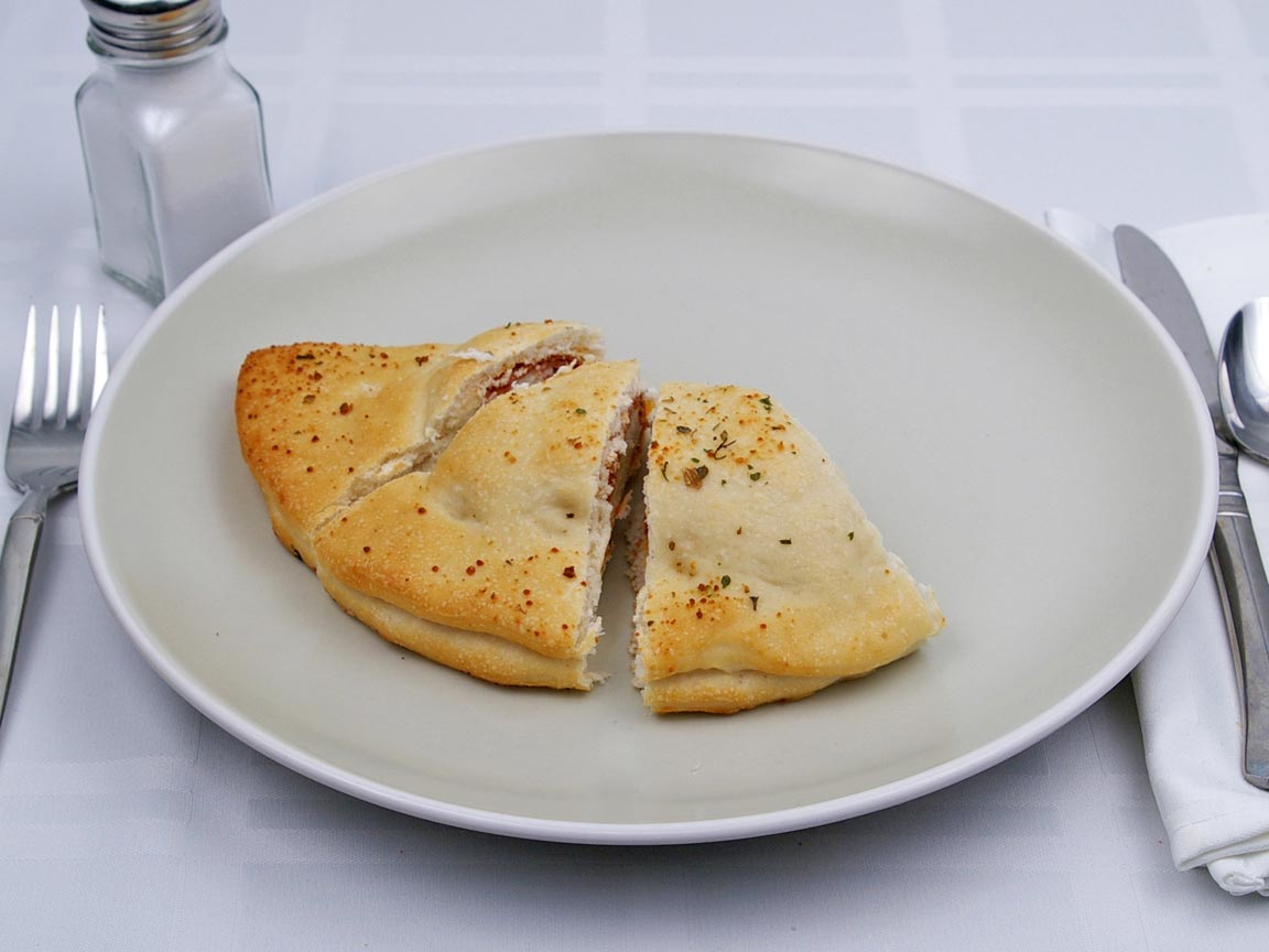 Calories in 0.75 calzone(s) of Calzone - Pepperoni