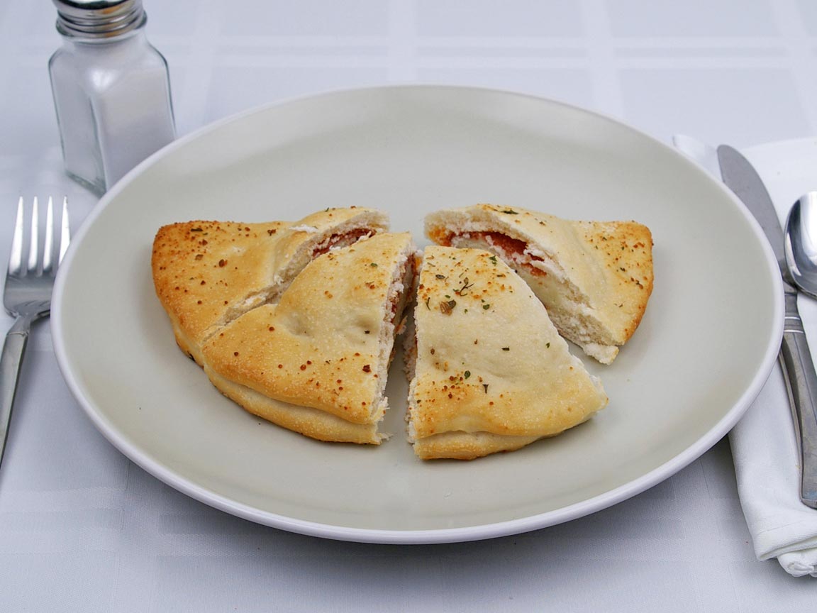 Calories in 1 calzone(s) of Calzone - Pepperoni