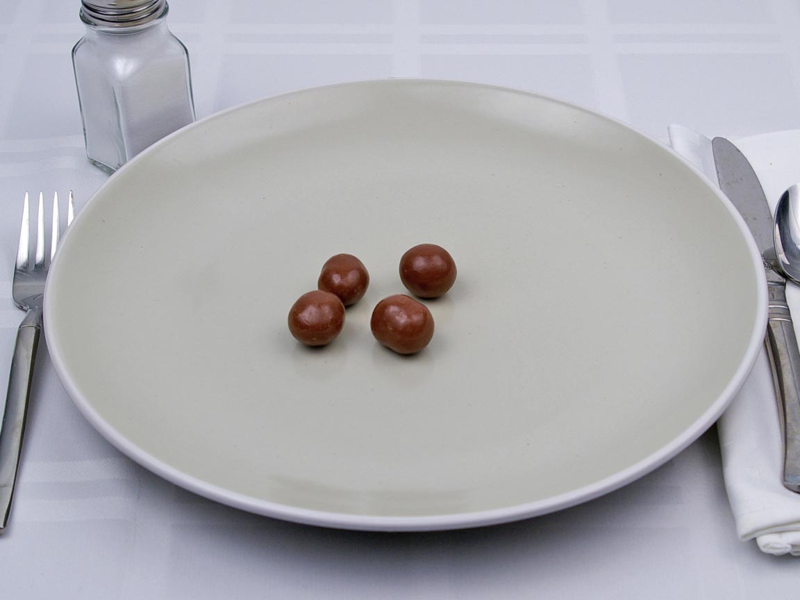 Calories in 4 piece(s) of Milk Chocolate Covered Macadamia Nuts