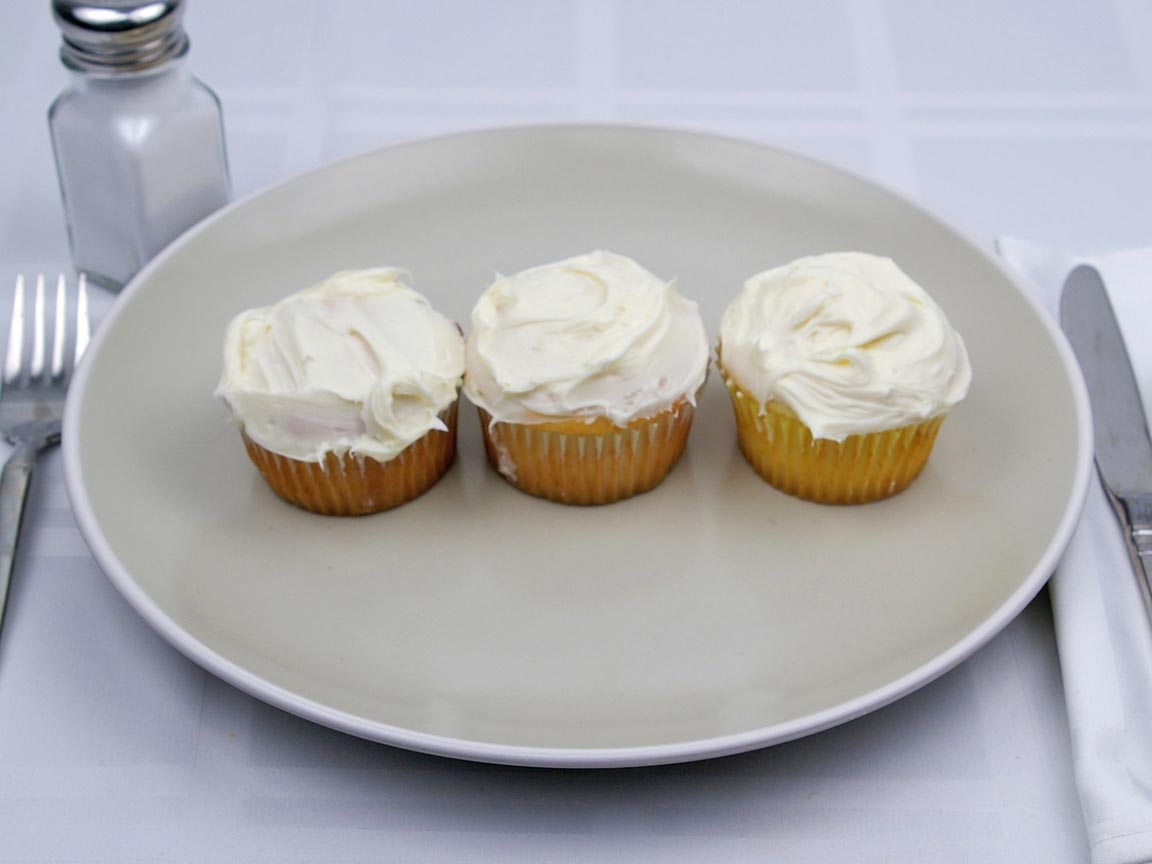 Calories in 3 cupcake(s) of Cupcakes - Vanilla Frosting - 1 tbsp - Avg