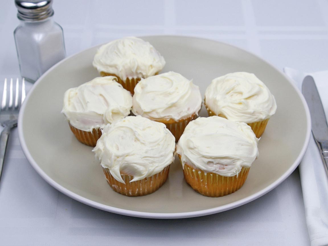 Calories in 6 cupcake(s) of Cupcakes - Vanilla Frosting - 1 tbsp - Avg