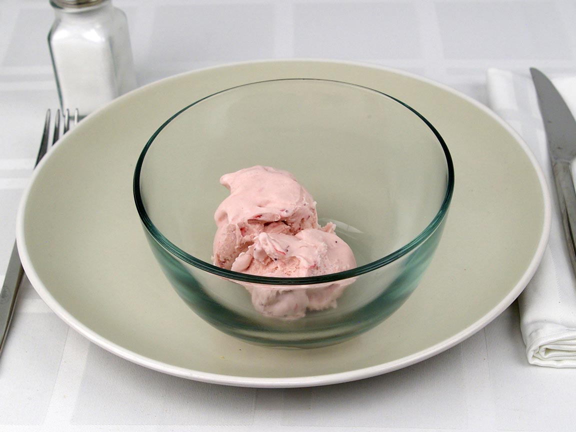 Calories in 0.5 cup(s) of Haagen Dazs Strawberry Ice Cream