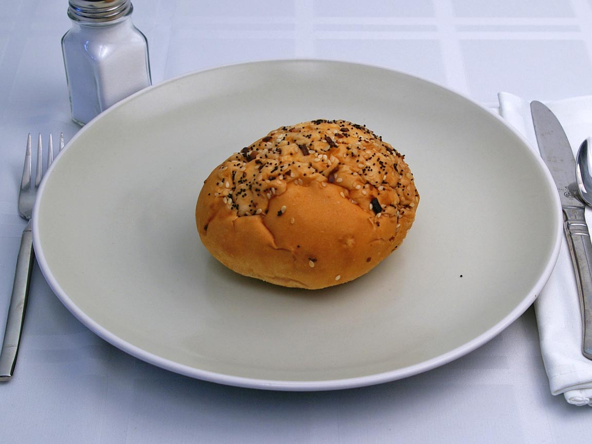 Calories in 1 roll(s) of Kaiser Roll