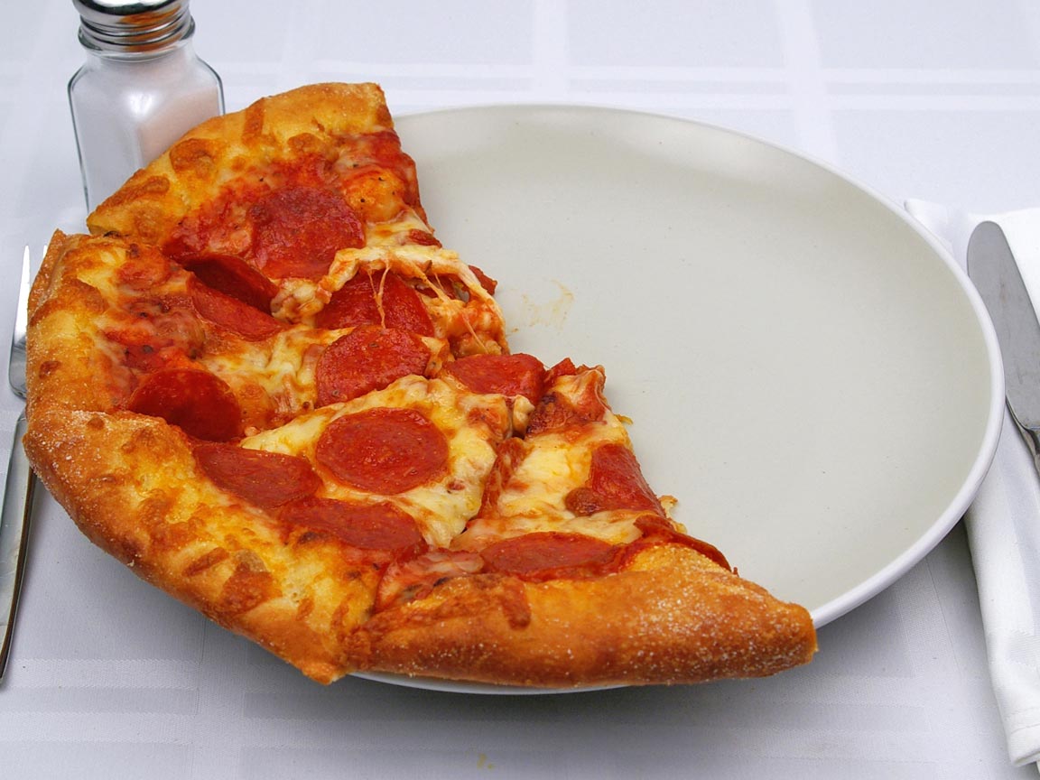 Calories in 4 slice(s) of Pizza - Pepperoni - Reg Crust - Medium - 12 inch