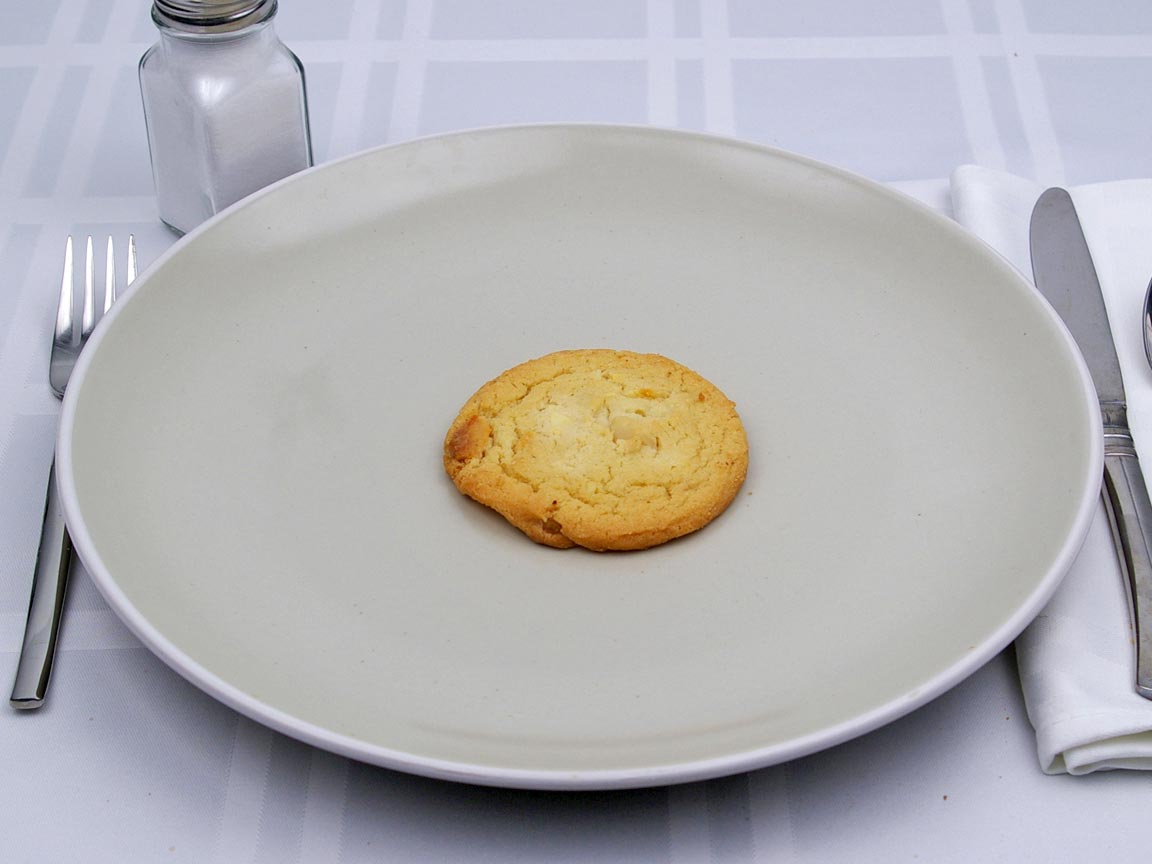 Calories in 1 cookie(s) of White Chocolate Macadamia Cookie